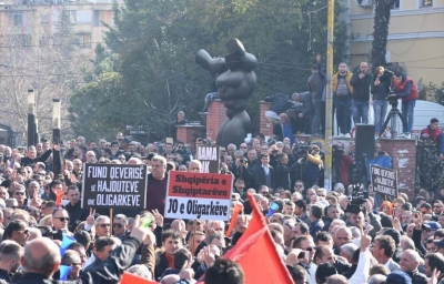 Dhjetëra mijëra protestues rrethojnë Parlamentin: Rama ik! Qeveri tranzitore
