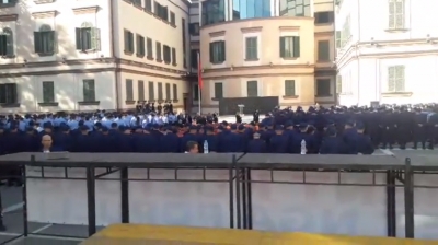 Aktorët e Teatrit Kombëtar përballen sot me Edi Ramën, ndahet më dysh sheshi, censurohen mediet