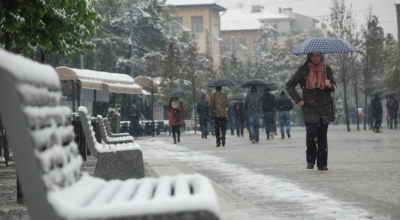 Sot shi dhe reshje dëbore