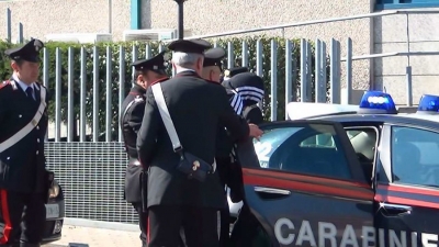Torturonte gruan dhe foshnjen, Italia kthen me pranga në Rinas shqiptarin e dëbuar disa herë