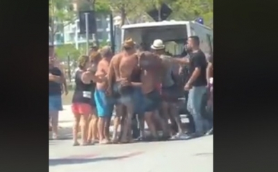 Video që po bën xhiron e facebook-ut sot; Vlonjatëve nuk u mjafton aksidenti, plas grushti