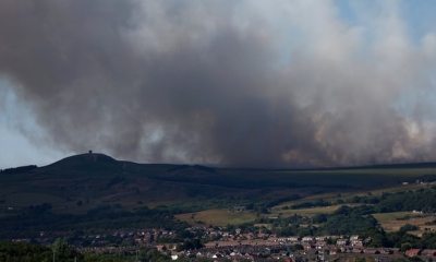 Foto/ Zjarr masiv në Britani, një i arrestuar