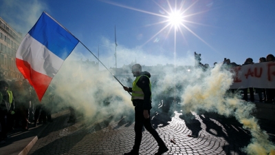 Protestat e jelekverdhëve detyrojnë Macronin të takojë një për një zyrtarët