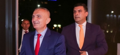 Blushi: Presidenti i Republikës, Ilir Meta nuk puth asnjë flamur tjetër, përveç flamurit kombëtar , më të bukurit në botë