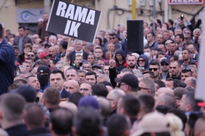 Mijëra para Parlamentit, ka përplasje dhe tensione