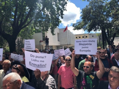 Protestat nuk dështojnë, regjimi u dobësua me shume më 26 maj, i ra një pjese tjetër...