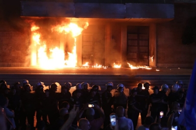 Mediat gjermane: Mijëra demonstrues të zemëruar kërkojnë dorëheqjen e Ramës dhe lirimin e Berishës