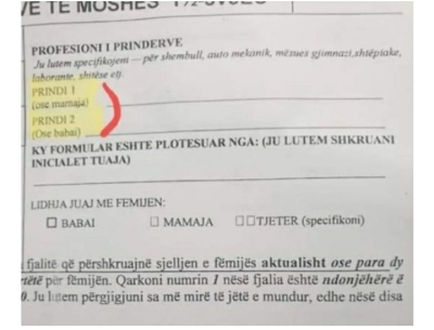 SKANDALI/Formulari që po shpërndahet në kopshtet e fëmijëve, NËNA dhe BABAI futen në kllapa, zëvendësohen me PRINDI 1dhe PRINDI 2