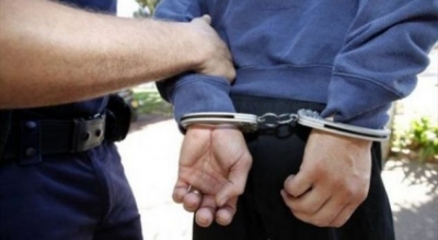 Mbanin peng një person për përfitim material, arrestohet i riu