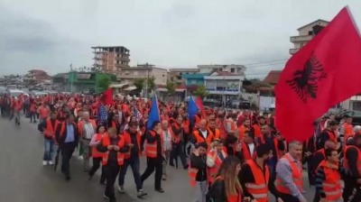 VIDEO/ Vërshojnë drejt kryeministrisë banorët e Astirit