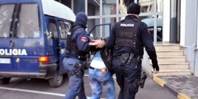 U denoncua për ngacmim seksual të nxënëses, prangoset mësuesi në Fier