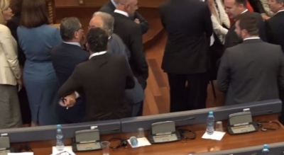 (VIDEO) Sherr mes deputetëve në Kuvendin e Kosovës
