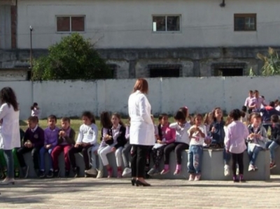 Një shtyllë rrëzohet në oborrin e shkollës në Cërrik, lëndohet 4 nxënës