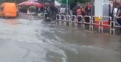 Përmbyten rrugët e Tiranës, bashkia duarlidhur