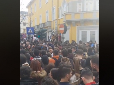 Studentët protestojnë për tarifat, hedhin letra higjienike në drejtim të Ministrisë