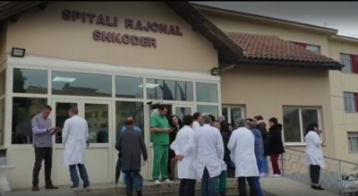Mjekët e Shkodrës në protestë: Ndal dhunës ndaj bluzave të bardha