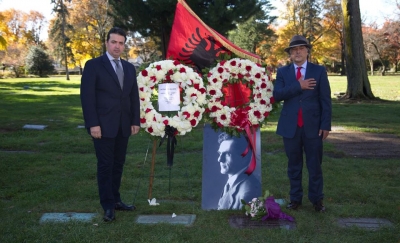 Vatra dhe komuniteti shqiptarë në SHBA homazhe dhe kurora per Mid&#039;hat Frashërin