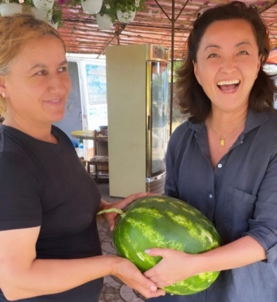 Yuri Kim shfaqet me shalqi në duar: Shqipëria i ka më të mirat në botë!