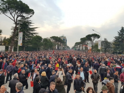 VIDEOLAJM/ Shihni si është mbushur bulevardi për protestën