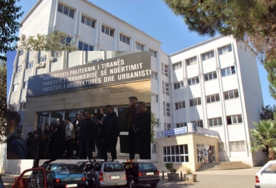 Pa vulë dhe numër protokolli, administratorët kërkojnë mbylljen e fakulteteve