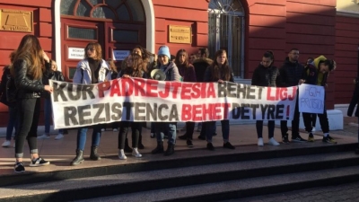Protesta vazhdon! Studentët e filologjikut kundër rektoratit