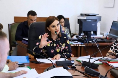 Skandali seksual në Fier, kërkohet dorëheqja e ministres Besa Shahini, kryetarja e Komisionit të Medias: Gjeni kurajo t’iu përgjigjeni këtyre pyetjeve