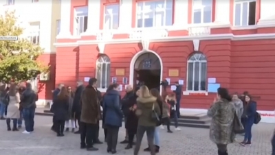 VIDEO/ Zëri i Amerikës: Pedagogë e studentë në protesta në Shqipëri