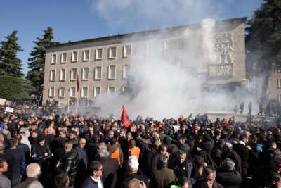 Opozita sot protestë para Kuvendit