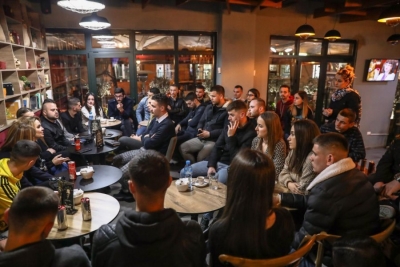Kryemadhi takim me të rinjtë në Tiranë: Asnjë hap pas!