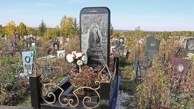 25 vjeçares i vënë i-Phone për gur varri