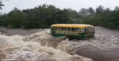 Përmbytjet marrin para autobusin e shkollës, humbin jetën mbi 14 persona