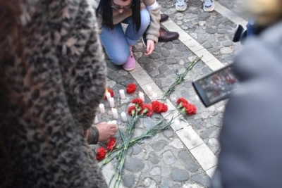Parlamenti vdiq/ Të rinjtë e PD lule dhe qirinj para parlamentit
