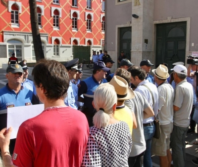 Zëri i Amerikës: Tensione të forta përpara Teatrit Kombëtar, policia tërheq zvarrë artistët!