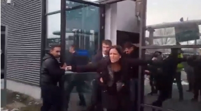 VIDEO/ Deputetët hungarezë tërhiqen zvarrë nga ndërtesa e televizionit