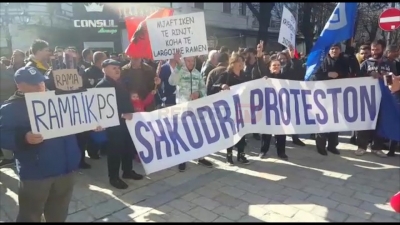 “Skenë krimi”, të rinjtë rrethojnë vendin e konstituimit të Këshillit Bashkiak të Shkodrës