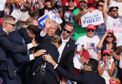 Donald Trump u qëllua dy herë, e shpëtoi jeleku antiplumb
