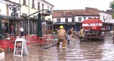 Shiu i verës përmbyt Pazarin e Vjetër të &#039;Rilindjes së re Urbane&#039; në Korçë