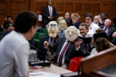 Deputetët festojnë Halloween-in në Parlament