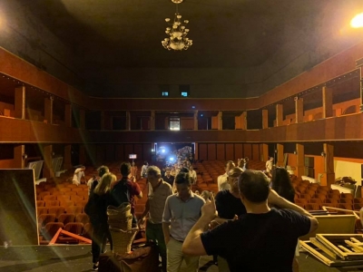 Basha nxjerr fotot brenda Teatrit: Krenar për forcën e qytetarëve