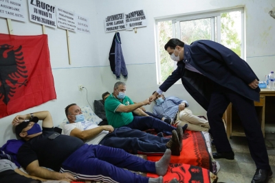 “Kjo pamje më trishton”, Lulzim Basha viziton grevistët në Ballsh: Qeveria gënjen, naftëtarët e minatorët më të shtypurit në vend