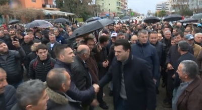 Basha takime me qytetarët në Lushnje: Nuk jeni të varfër, jeni të vjedhur. Kjo është java vendimtare