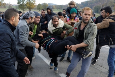 Tensione në kufirin Bosnjë-Kroaci, emigrantët thyejnë kordonin policor
