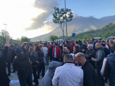 Shehu: &quot;Veprim arbitrar i Drejtorisë së Policisë së Qarkut të Gjirokastrës, ndalon 16 protestues paqesorë&quot;