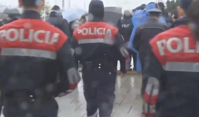 Beteja për shtëpitë, Policia ndalon banorët e Astirit t&#039;i bashkohen Bregut të Lumit