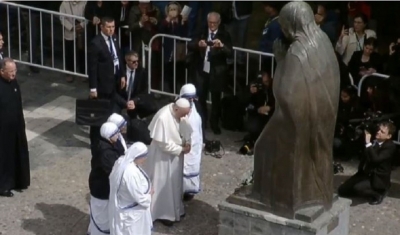 Papa Françesku në Maqedoninë e Veriut, përulet para shtatores së Nënë Terezës