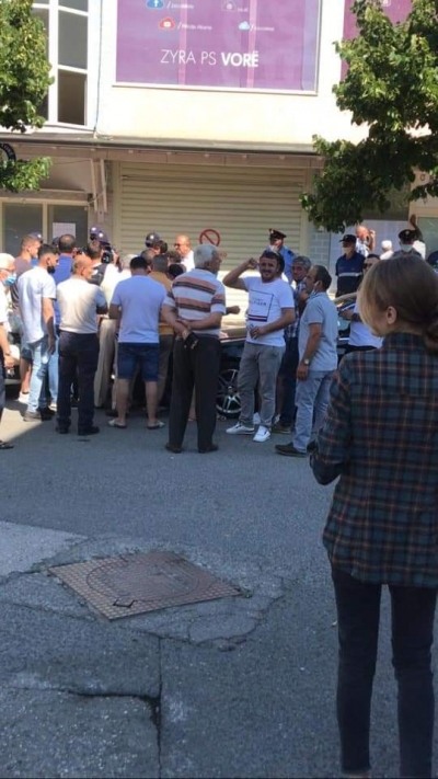 Berisha:Banoret e Vores ne proteste ne mbrojtje te pronave te tyre nga narkozyrtaret grabitqar!Ju lumte!