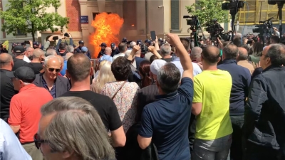 Bild i bën jehonë skandalit të Bashkisë Tiranë: Protesta masive në kryeqytetin e Shqipërisë, Veliaj i përfshirë