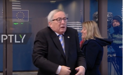 Video/ Juncker sërish i dehur? Ja si sillet me gratë në Bruksel