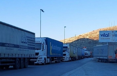Greqia mbylli kufirin, radhë të gjata kamionësh me mallra në doganën e Kapshticës