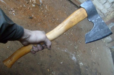 Shqiptari gjaknxehtë i shkon me sëpatë në shtëpi italianit